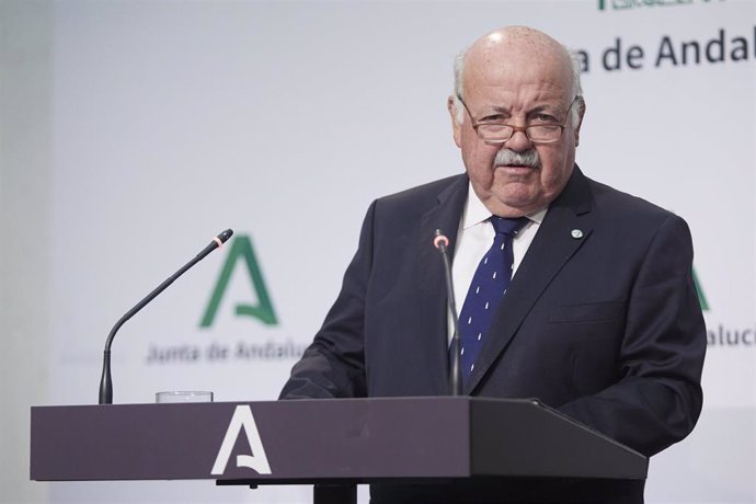 El consejero de Sanidad, Jesús Aguirre, durante la rueda de prensa tras las reunión con el presidente en funciones de la Junta de Andalucía, Juanma Moreno, en el Palacio de San Telmo, a 8 de julio de 2022 en Sevilla (Andalucía, España)