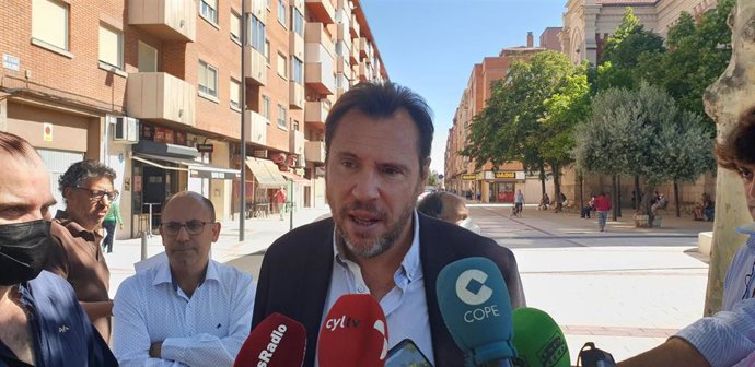 El alcalde de Valladolid, Óscar Puente, durante una intervención ante los medios este viernes en la calle Nueva del Carmen