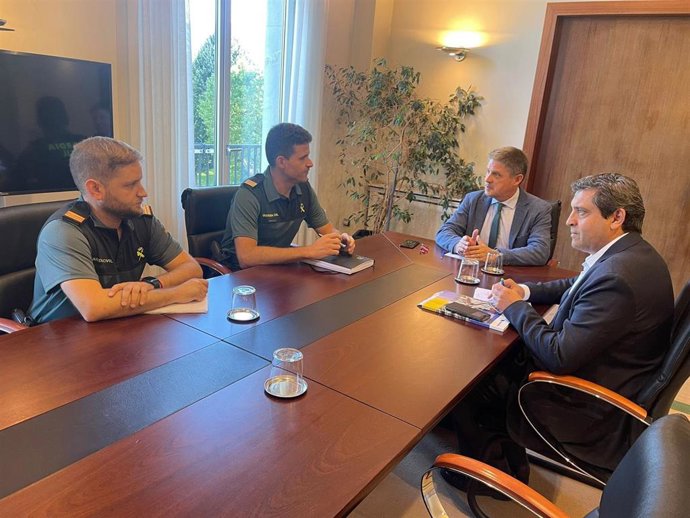 El director general de Pesca Marítima, Francisco González, y el director del Área de Agricultura y Pesca de la Delegación del Gobierno, Enrique Rodríguez Nuño, reunidos con representantes del Servicio de Protección de la Naturaleza (Seprona)