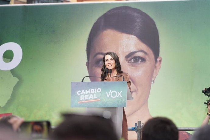 La candidata a la presidencia de la Junta de Andalucía, Macarena Olona clausura el acto de cierre de campaña de Vox para los comicios autonómicos del próximo día 19 en Sevilla a 17 de junio del 2022 (Foto de archivo). 