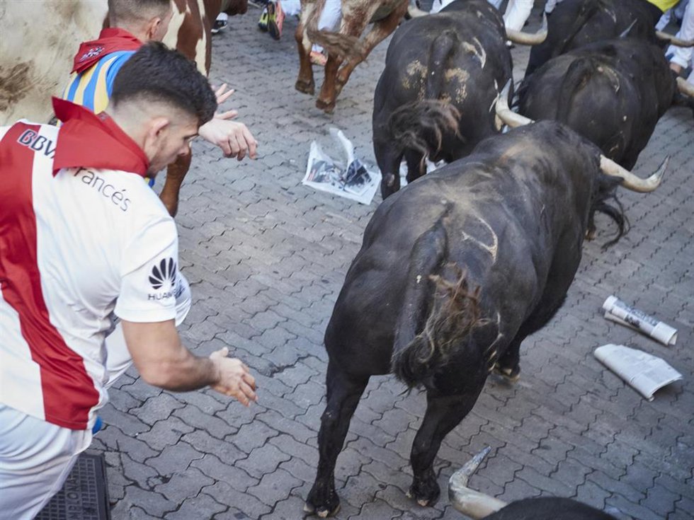 Corredores junto a los toros durante el segundo encierro de las Fiestas de San Fermín 2022 de la ganadería de Fuente Ymbro, en , a 8 de julio de 2022, en Pamplona, Navarra (España). Seis personas han sido trasladadas al hospital por contusiones durante 