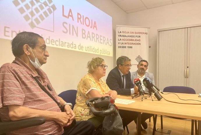 El consejero de Servicios Sociales y Gobernanza Pública, Pablo Rubio, y el director general de Política Local, Ricardo Velasco, la presidenta de La Rioja sin Barreras, María Cruz Cabello, y el secretario, Félix Fuertes