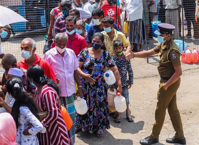 Archivo - La población hace cola en Colombo para comprar queroseno en plena crisis económica.