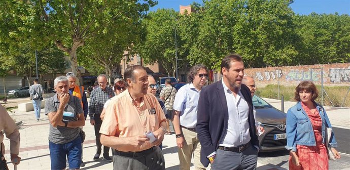 El alcalde de Valladolid, Óscar Puente, junto a la concejala de Medio Ambiente y Desarrollo Sostenible, María Sánchez, durante la visita a las obras acometidas en la calle Nueva del Carmen
