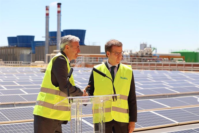 El presidente del Partido Popular, Alberto Núñez Feijóo, conversa con el presidente del PP de Aragón, Jorge Azcón, durante su visita a la empresa Nurel, a 8 de julio de 2022, en Zaragoza, Aragón (España).