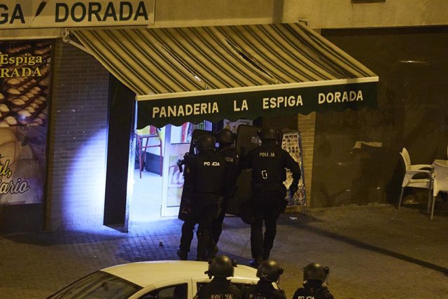 Momento en el que la policía nacional entra en el establecimiento donde se atrincheraba un hombre en el barrio de Pino Montano, a 7 de julio de 2022 en Sevilla (Andalucía, España)