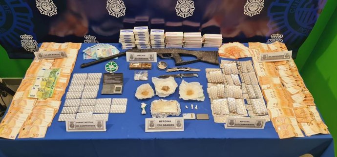 Droga, dinero y objetos intervenidos al detenido.