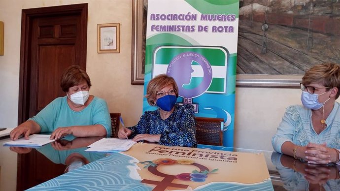 Archivo - La diputada de Igualdad de la Diputación de Cádiz, Carmen Collado, durante su visita a la Asociación de Mujeres Feministas de Rota.