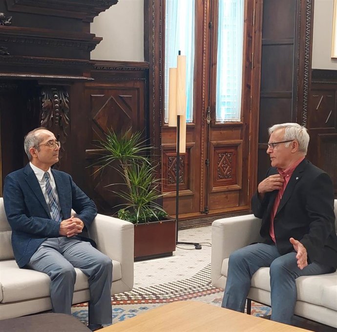 El alcalde de Valncia, Joan Ribó, recibe el cónsul general del Japón en Barcelona, Yasushi Sato