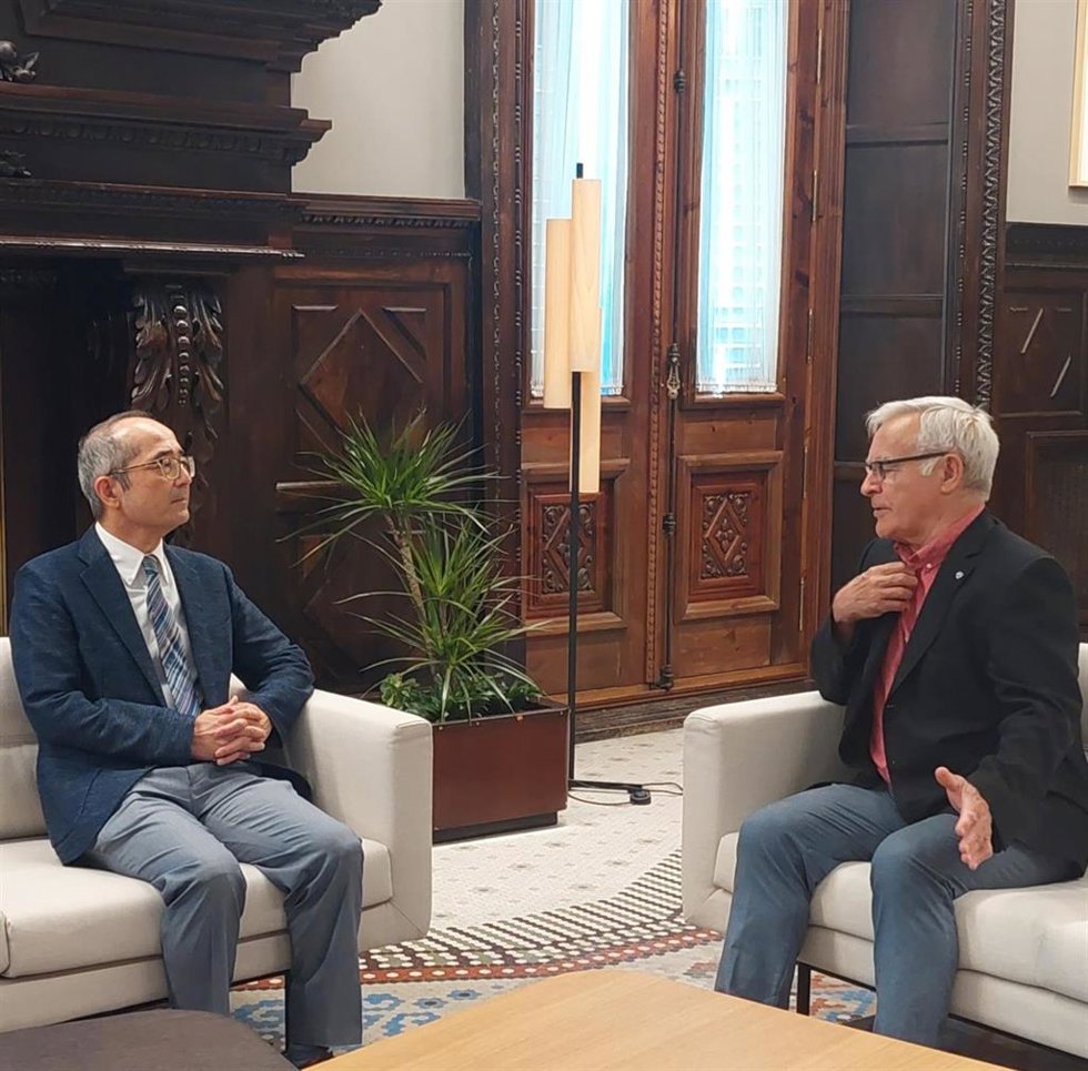 El alcalde de Valncia, Joan Ribó, recibe el cónsul general del Japón en Barcelona, Yasushi Sato