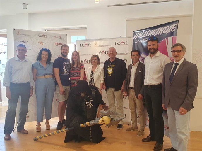La concejal de Acción y Promoción Cultural del Ayuntamiento de León, Evelia Fernández, junto a miembros de la organización de Hallowindie.