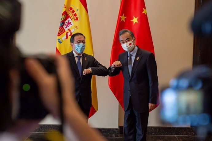 El ministro de Asuntos Exteriores, José Manuel Albares, se reúne con su homólogo de China, Wang Yi