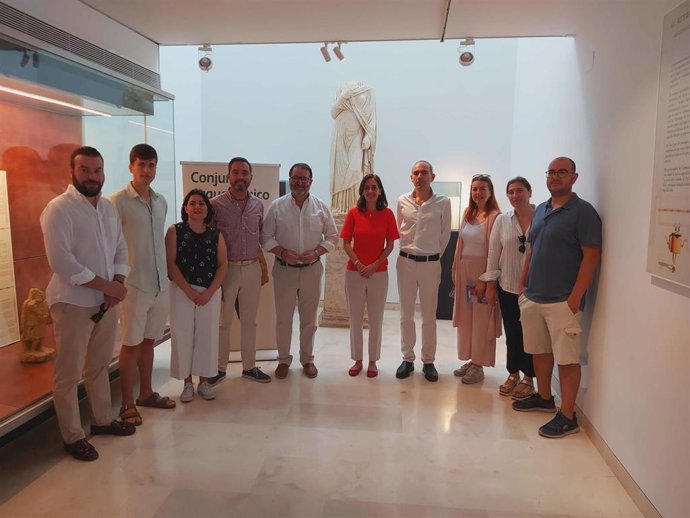 El alcalde de Carmona, Juan Ávila, y la delegada deL Gobierno de la Junta de Andalucía en funciones, Susana Cayuelas, realizan una visita guiada a la Necrópolis junto a empresarios turísticos de la localidad.