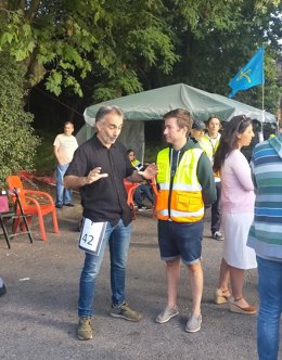 El concejal de Ciudadanos Avilés, José Ferrera, habla con un trabajador de Saint-Gobain.