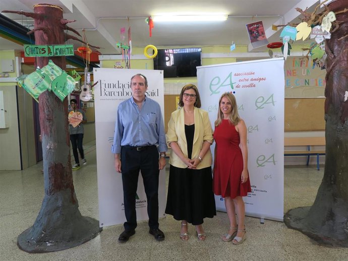 Jaime  Bretón, Muriel Páez y María José Domínguez en la visita al CEIP Andalucía con motivo de las escuelas de verano