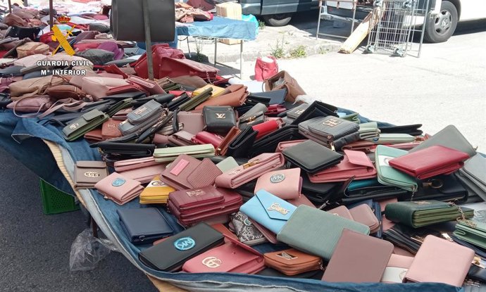 La Guardia Civil interviene en los mercadillos de Santoña y Oriñón casi 600 artículos falsificados
