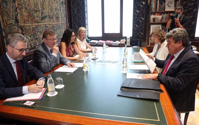 Reunión entre Ximo Puig, José Luis Escrivá y miembros del gobierno valenciano