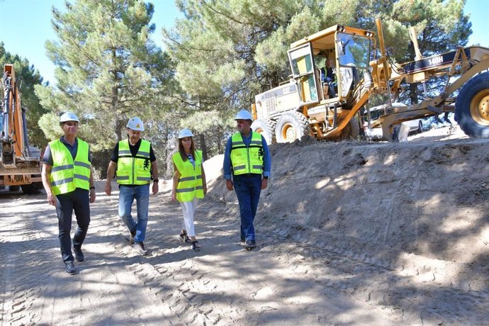 El delegado de Desarrollo Sostenible de la Junta en Granada, Manuel Francisco García, durante una visita a los caminos forestales de Jayena donde se interviene.