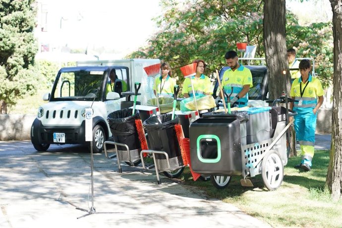 El Ayuntamiento de Madrid incorpora desde este viernes 60 'motobicis' eléctricas y 800 carritos para mejorar la limpieza