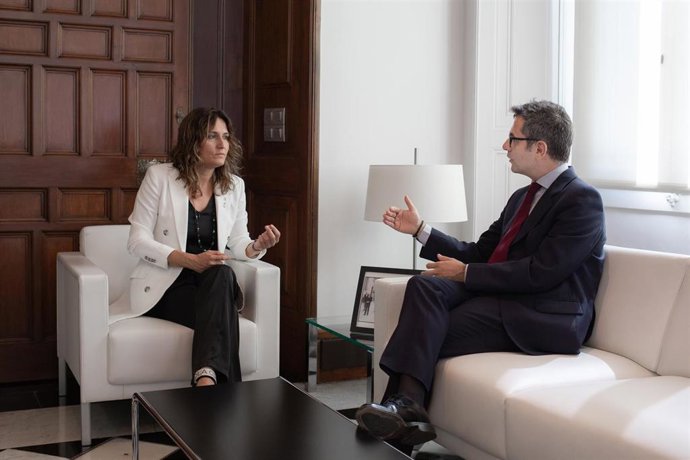 La consellera de la Presidencia de la Generalitat, Laura Vilagr y el ministro de la Presidencia, Relaciones con las Cortes y Memoria Democrática, Félix Bolaños, durante su reunión, en el Palau de la Generalitat.
