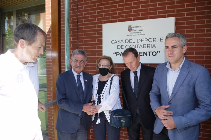 El presidente de Cantabria, Miguel Ángel Revilla; el vicepresidente, Pablo Zuloaga;  el director de Relaciones Institucionales del Real Madrid, Emilio Butragueño; y la viuda de Gento junto a la plaza con su nombre en la Casa del  Deporte