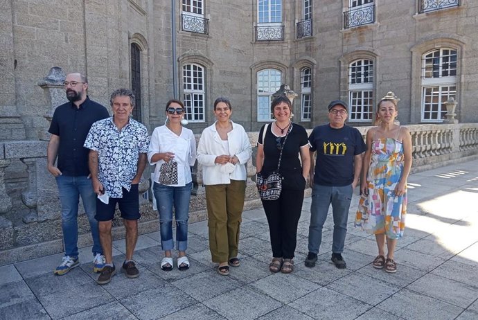 La concelleira de Acción Cultural del Ayuntamiento de Santiago de Compostela, Mercedes Rosón, junto a Xaquín López (Auditorio de Galicia) y los miembros de la compañía teatral Chévere.