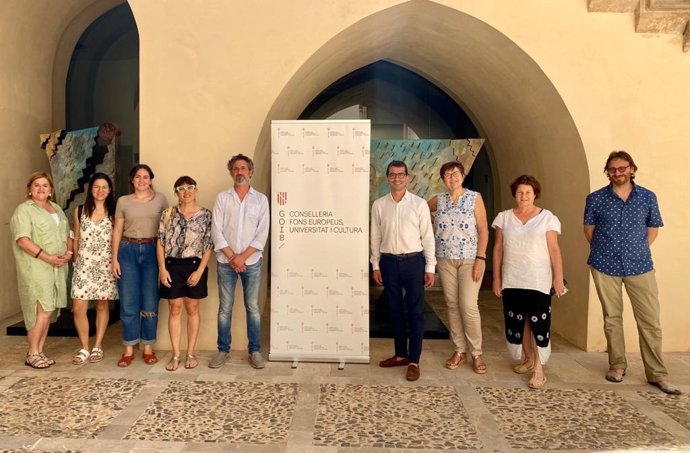 El conseller de Fondos Europeos, Universidad y Cultura, Miquel Company, junto a otros cargos de la Conselleria.