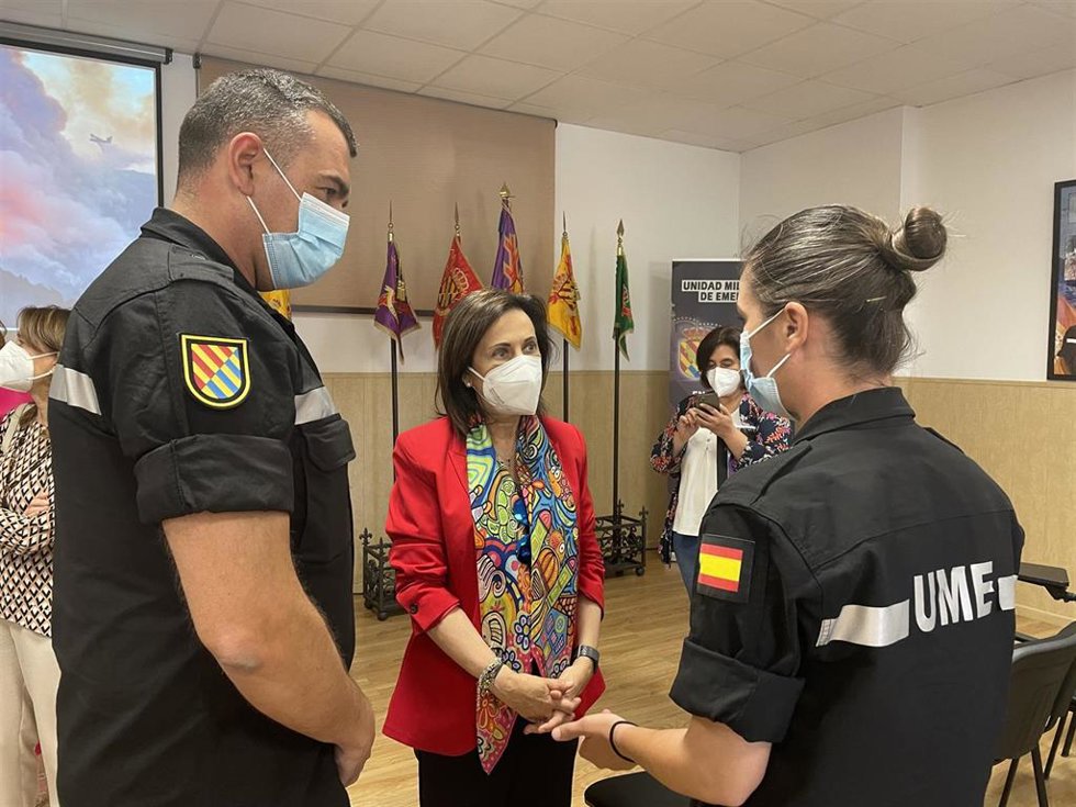 La ministra de Defensa, Margarita Robles, durante su visita a las instalaciones del IV BIEM de la Unidad Militar de Emergencias, Situadas en la Base Aérea de Zaragoza.