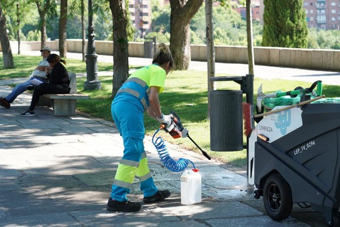 El Ayuntamiento de Madrid incorpora desde este viernes 60 'motobicis' eléctricas y 800 carritos para mejorar la limpieza