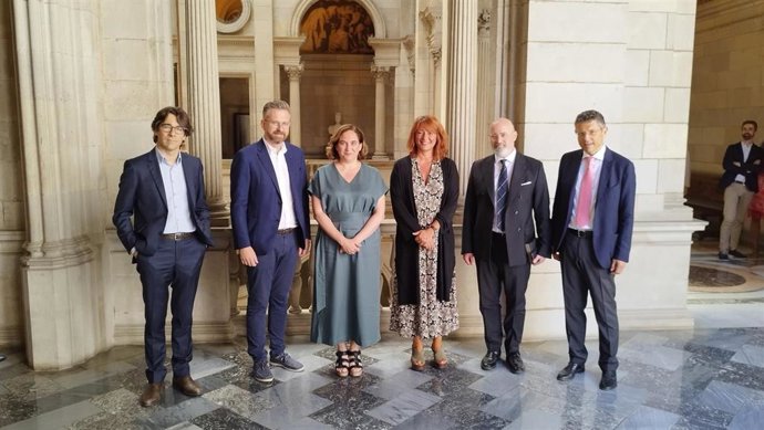 El director asociado del Barcelona Supercomputing Center, Josep Maria Martorell; el alcalde de Boloña, Matteo Lepore; la alcaldesa de Barcelona, Ada Colau; la tercera teniente de alcalde, Laia Bonet; y el presidente de Cineca e Ifab, Francesco Ubertini.