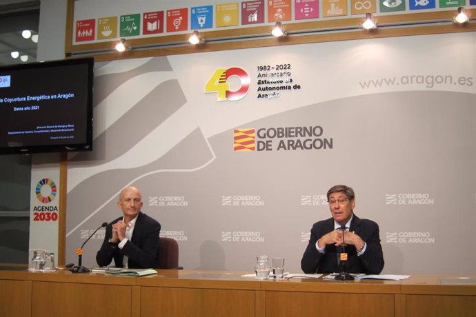 El director general de Energía, Sergio Breto, y el vicepresidente y consejero de Industria, Competitividad y Desarrollo Empresarial, Arturo Aliaga, presentan el Boletín de Coyuntura Energética de 2021.