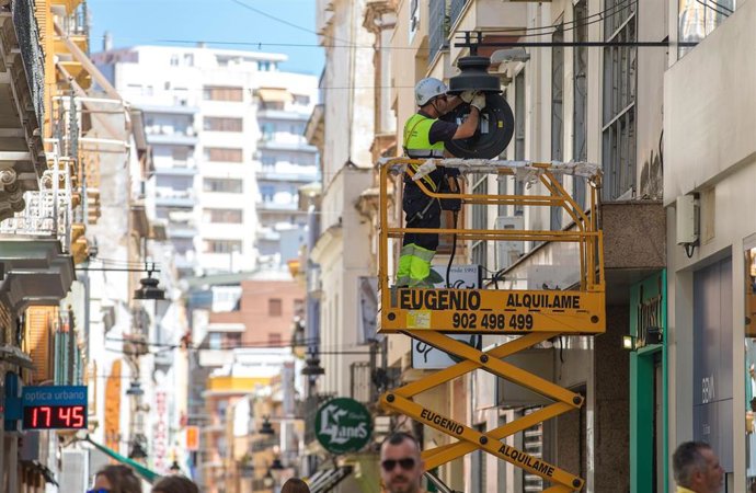 El Ayuntamiento implanta tecnología led en la renovación de la iluminación del eje peatonal de Concepción.