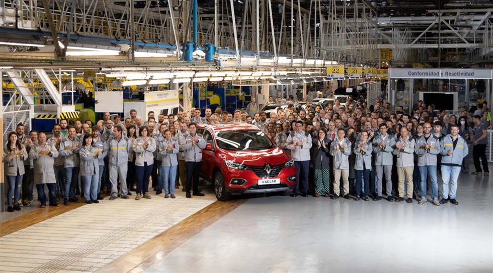 Foto del último Kadjar que sale de la planta de Palencia, con los trabajadores de la factoria.