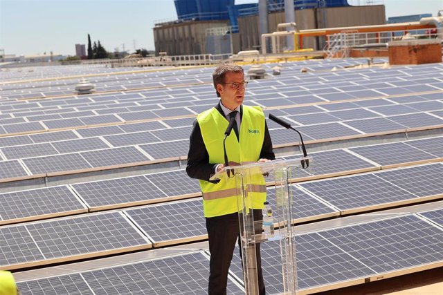 El presidente del Partido Popular, Alberto Núñez Feijóo, interviene en una rueda de prensa durante su visita a la empresa Nurel, a 8 de julio de 2022, en Zaragoza, Aragón (España). D