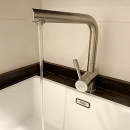 Archivo - Agua que emana de un grifo, en foto de recurso.