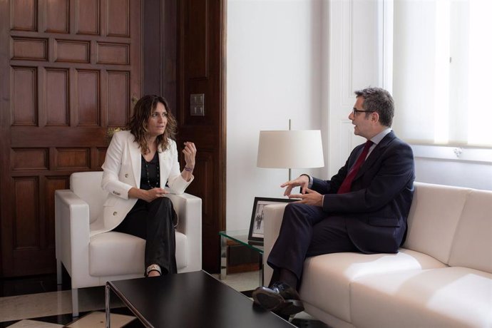 La consellera de la Presidencia de la Generalitat de Cataluña, Laura Vilagr y el ministro de la Presidencia, Relaciones con las Cortes y Memoria Democrática, Félix Bolaños, durante su reunión, en el Palau de la Generalitat, a 8 de julio de 2022.