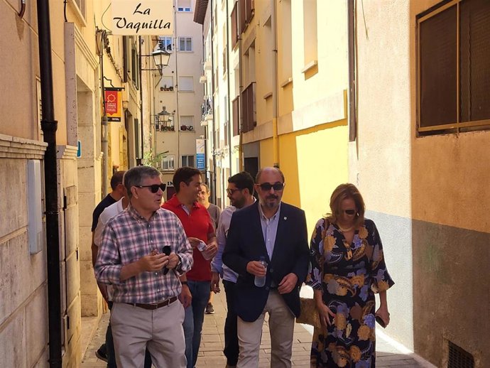 El presidente del Gobierno de Aragón, Javier Lambán, y la consejera de Presidencia, pasean por las calles de Teruel