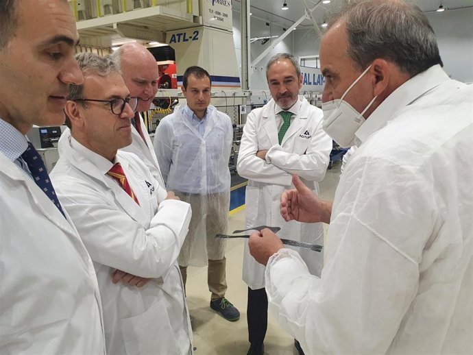 Veganzones en la visita a la planta de Aciturri en Boecillo (Valladolid).