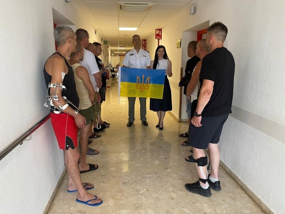 La ministra de Defensa, Margarita Robles, visita a los combatientes ucranianos que están siendo atendidos en el Hospital General de la Defensa de Zaragoza.