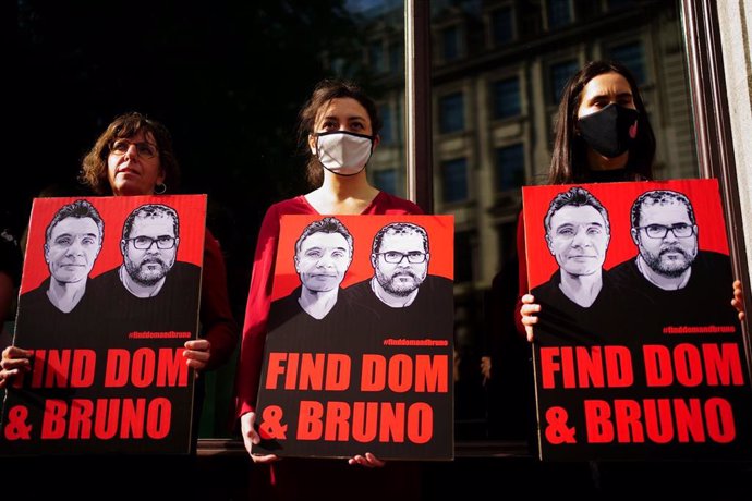 Vigilia a las puertas de la Embajada de Brasil en Londres en solidaridad con el periodista británico Dom Phillips y el indigenista brasileño Bruno Pereira, asesinados en la Amazonia brasileña.