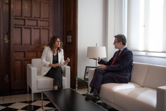 La consellera de la Presidencia de la Generalitat, Laura Vilagr y el ministro de la Presidencia, Relaciones con las Cortes y Memoria Democrática, Félix Bolaños, durante su reunión, en el Palau de la Generalitat.