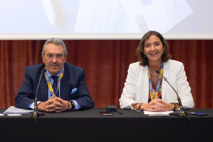 El embajador de España en la OCDE, Manuel Escudero, y la ministra de Industria Comercio y Turismo, Reyes Maroto
