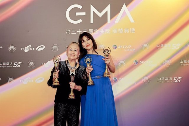 The 33rd GMA Best Mandarin Female Singer Tanya Chua with Her Mother / Photo: TTV