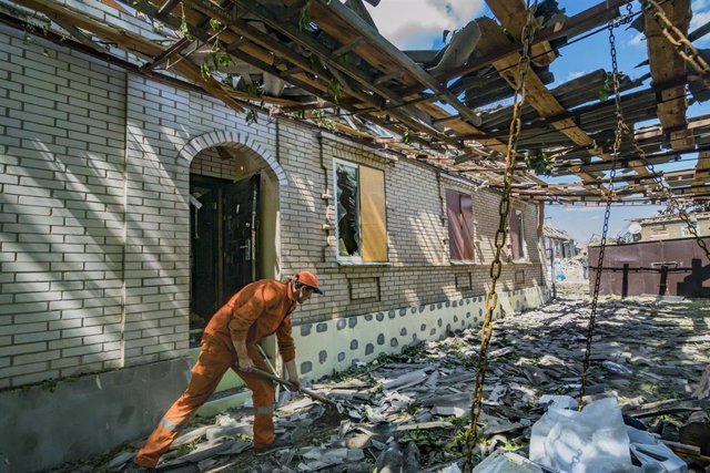 Archivo - Un hombre limpia los escombros en la ciudad de Druzhkivka, en Donetsk