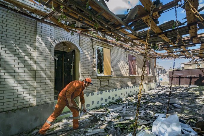 Archivo - June 6, 2022, Druzhkivka, Donetsk, Ukraine: A man cleans the debrish in the entrance of his destroyed house after a russian airstrike over a civilian area of Druzhkivka, Donbass.,Image: 697494910, License: Rights-managed, Restrictions: , Model
