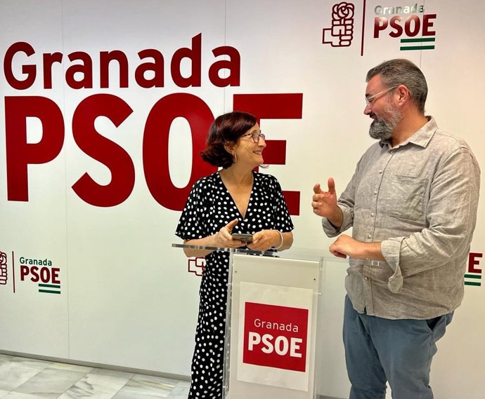 El secretario de Política Municipal, Pablo Hervás, y la vicesecretaria general del PSOE de la capital, María Arnedo.