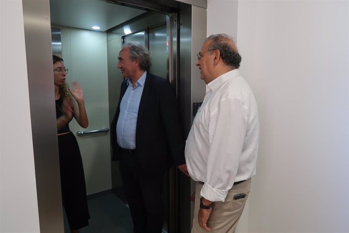 El conseller de Educación y Formación Profesional, Martí March, junto al alcalde de Calvi, Alfonso Rodríguez, en su visita al CEIP Cas Saboners.