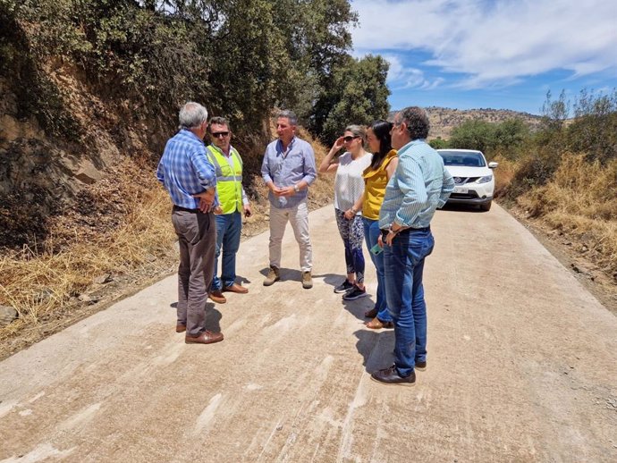 El delegado de la Junta en Huelva en funciones y delegado de Agricultura, Ganadería y Pesca, Álvaro Burgos, ha realizado una visita a varias de las obras de mejora de caminos rurales que se llevan a cabo en el marco del Plan tinere.