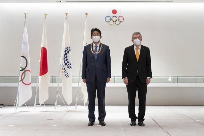 Archivo - El presidente del COI, Thomas Bach, posa con el ex primer ministro japonés Shinzo Abe, asesinado este viernes, en una imagen de archivo. 