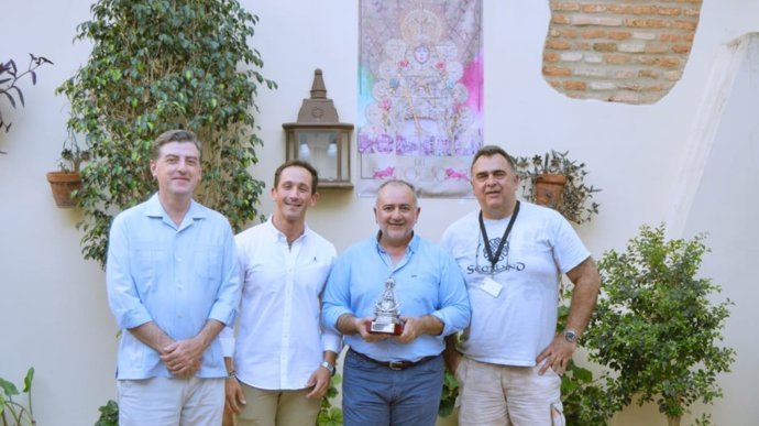 La Hermandad Matriz de Almonte premia a Canal Sur por su labor de difusión de la Romería del Rocío.